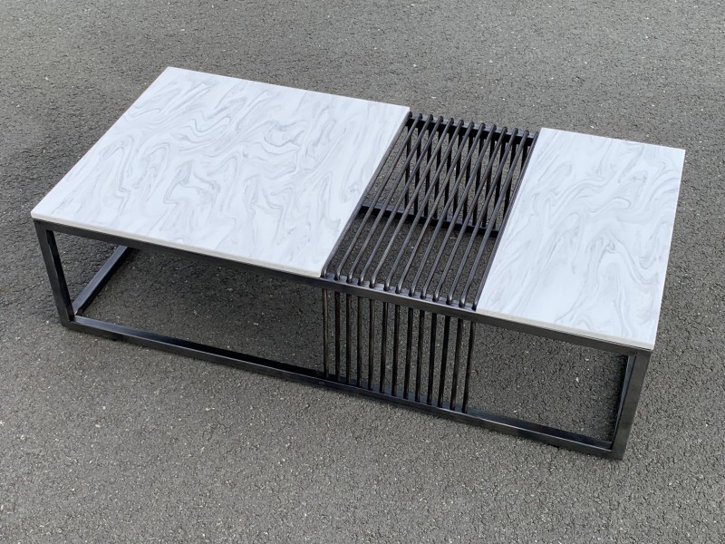 Article disponible 
RAW STEEL VS WHITE 