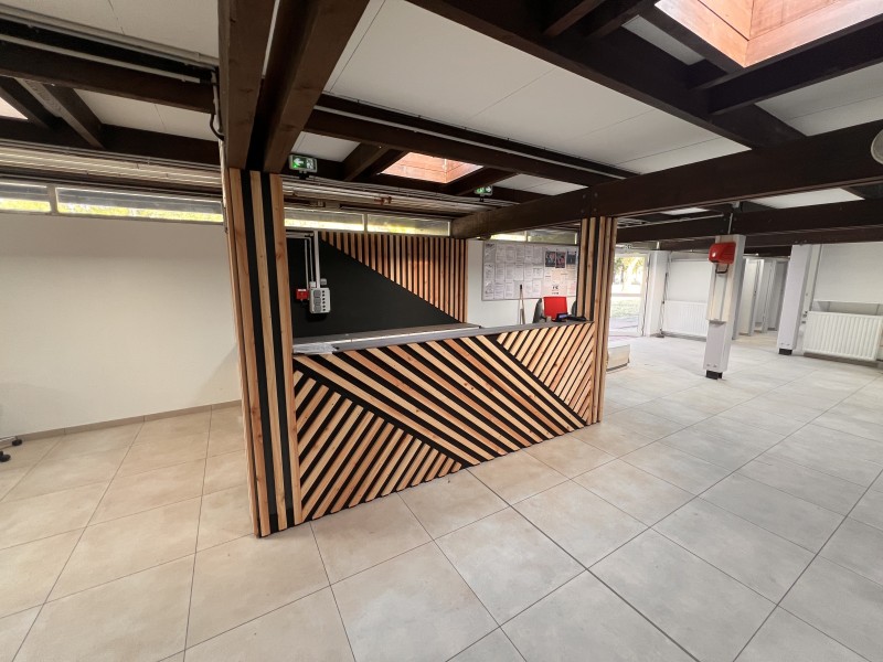 Réalisation : Une Banque d'Accueil Design pour la Piscine Municipale de Pauillac
