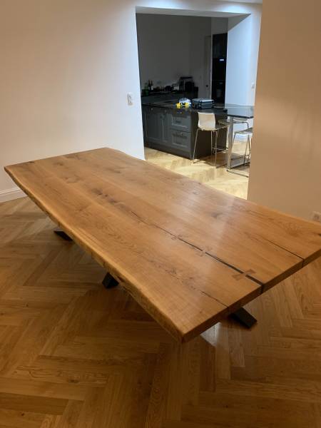 Création d'une table à manger en chêne de style industriel à Saint-Christoly-de-Blaye