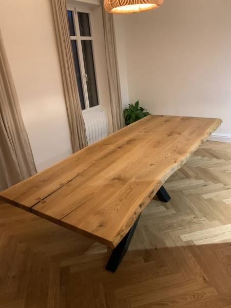 Création d'une table à manger en chêne de style industriel à Saint-Christoly-de-Blaye