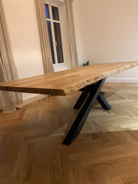 Création d'une table à manger en chêne de style industriel à Saint-Christoly-de-Blaye
