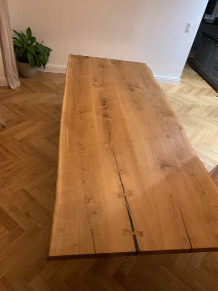 Création d'une table à manger en chêne de style industriel à Saint-Christoly-de-Blaye